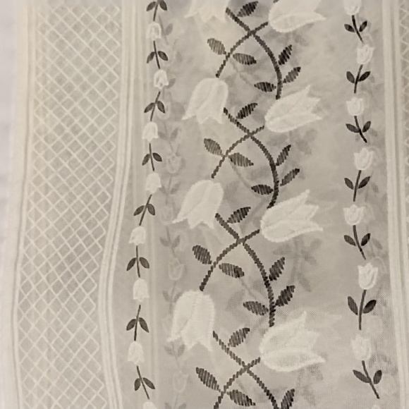 NWT Dainty Nob Hill tablecloth with a dacron floral border - Picture 2 of 4